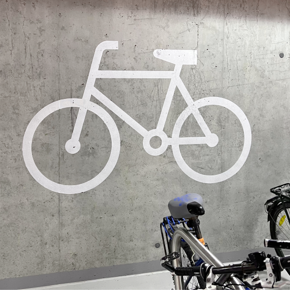 Symbol roweru na ścianie w miejscu parkingu dla rowerów