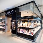 Wejście do sklepu Apart Exclusive w Galerii Echo w Kielcach, widok od strony korytarza