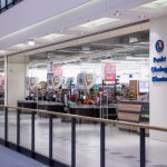 Wejście do sklepu Carrefour w Galerii Echo w Kielcach, widok od strony korytarza