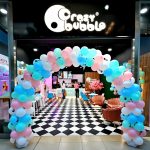 Wejście do sklepu Crazy Bubble w Galerii Echo w Kielcach, widok od strony korytarza