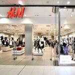 Wejście do sklepu H&M w Galerii Echo w Kielcach, widok od strony korytarza