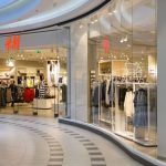Wejście do sklepu H&M w Galerii Echo w Kielcach, widok od strony korytarza