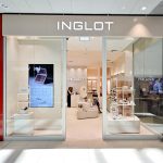 Wejście do sklepu Inglot w Galerii Echo w Kielcach, widok od strony korytarza