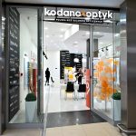 Wejście do sklepu Kodano Optyk w Galerii Echo w Kielcach, widok od strony korytarza