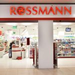 Wejście do sklepu Rossmann w Galerii Echo w Kielcach, widok od strony korytarza