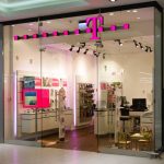 Wejście do sklepu T-Mobile w Galerii Echo w Kielcach, widok od strony korytarza