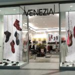 Wejście do sklepu Venezia w Galerii Echo w Kielcach, widok od strony korytarza