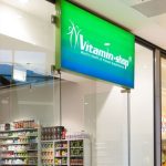 Wejście do sklepu Vitamin Shop w Galerii Echo w Kielcach, widok od strony korytarza
