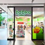 Witryna sklepowa Żabka z widocznym wejściem wewnątrz galerii echo w kielcach.