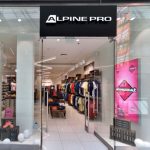 Wejście do sklepu Alpine Pro w Galerii Echo w Kielcach, widok od strony korytarza