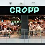Wejście do sklepu Cropp w Galerii Echo w Kielcach, widok od strony korytarza