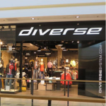 Wejście do sklepu Diverse w Galerii Echo w Kielcach, widok od strony korytarza