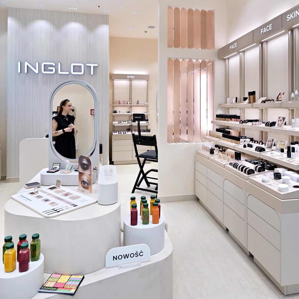 Wnętrze sklepu Inglot w Galerii Echo w Kielcach, widok od strony korytarza