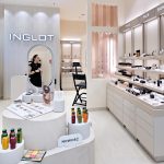 Wnętrze sklepu Inglot w Galerii Echo w Kielcach, widok od strony korytarza