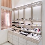 Wnętrze sklepu Inglot w Galerii Echo w Kielcach, widok od strony korytarza