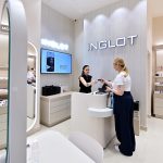Wnętrze sklepu Inglot w Galerii Echo w Kielcach, widok od strony korytarza