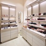 Wnętrze sklepu Inglot w Galerii Echo w Kielcach, widok od strony korytarza