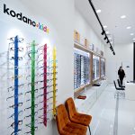 Wnętrze sklepu Kodano Optyk w Galerii Echo w Kielcach, widok od strony korytarza