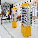 Wnętrze sklepu Kodano Optyk w Galerii Echo w Kielcach, widok od strony korytarza