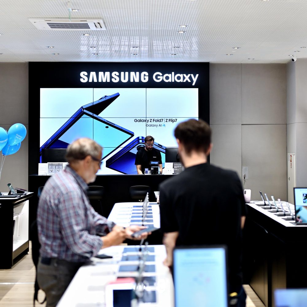 Wnętrze sklepu Samsung Brand Store w Galerii Echo w Kielcach.
