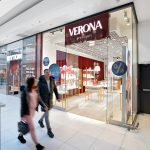 Wejście do sklepu Verona w Galerii Echo w Kielcach, widok od strony korytarza